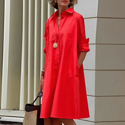 Modernes hemdblusenkleid mit wickelkragen und dreiviertelärmeln