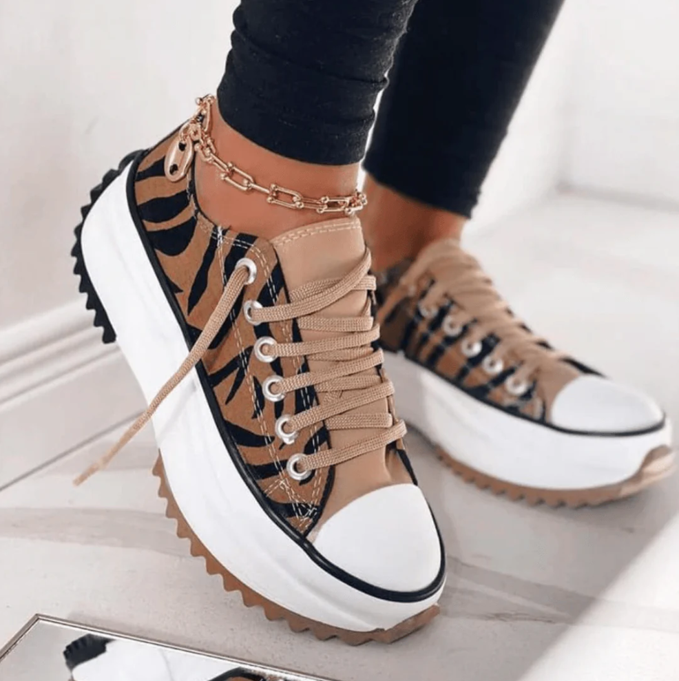 Plateau-turnschuhe mit modernen details für frauen