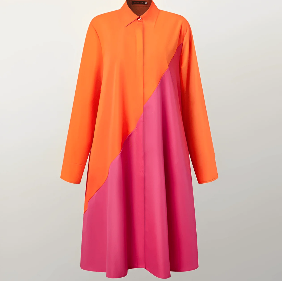 Modernes hemdblusenkleid mit wickelkragen und dreiviertelärmeln