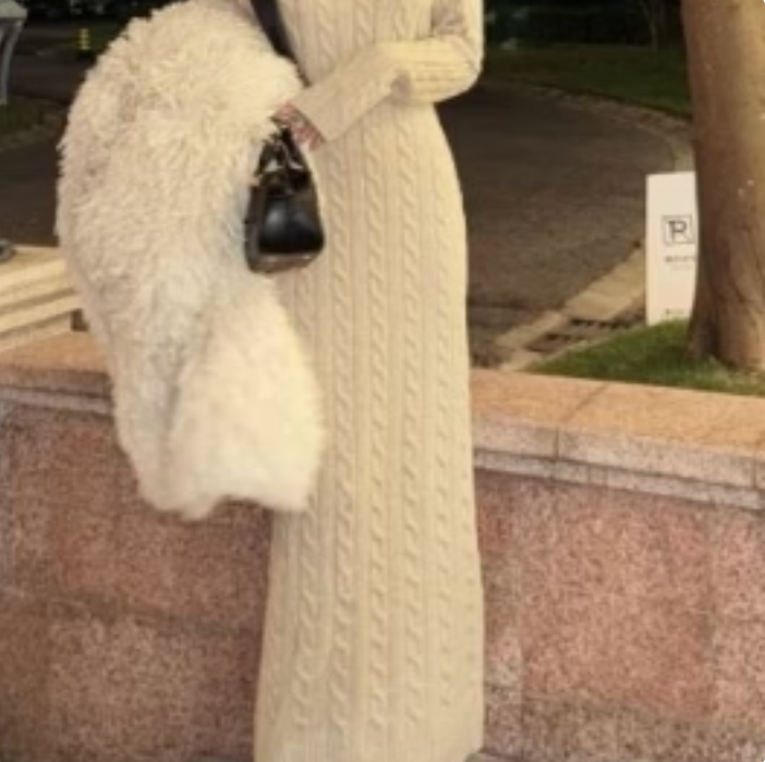 Laura - elegantes strickkleid mit spitzenrücken