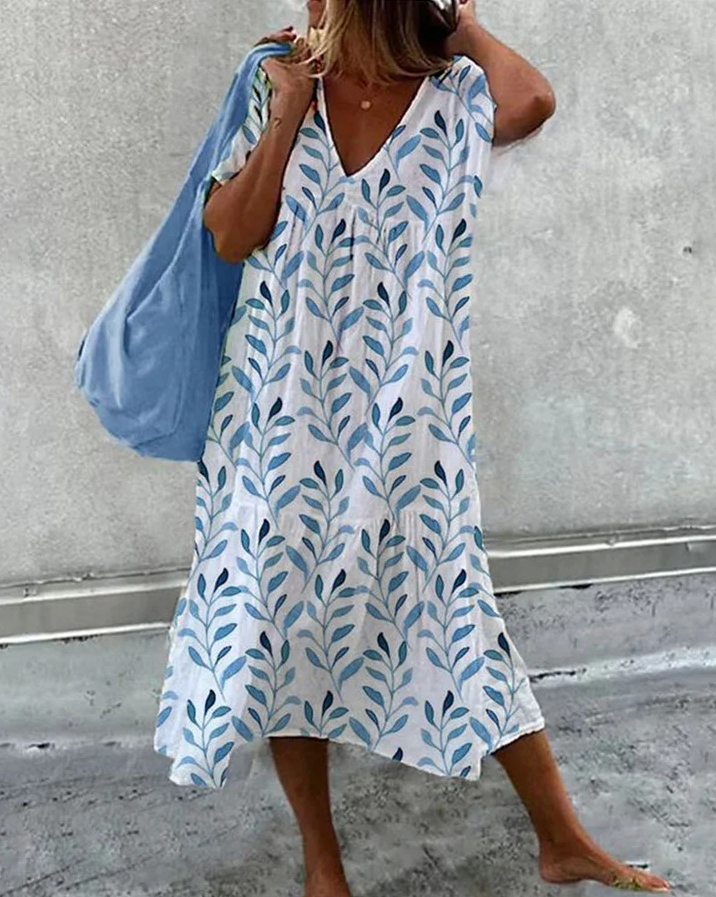 Boho midikleid mit blätterprint und fließendem schnitt