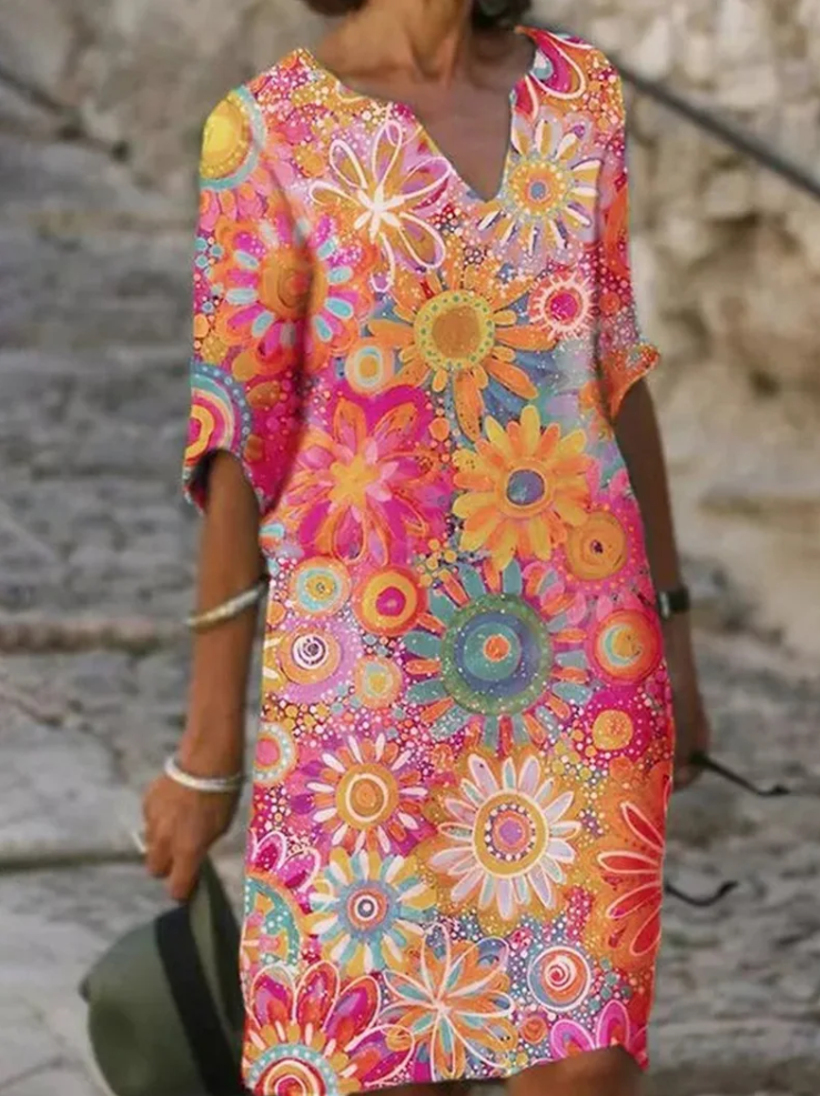 Sonniges blumenkleid: strahlendes muster, bequeme passform