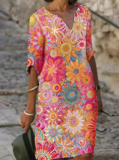 Sonniges blumenkleid: strahlendes muster, bequeme passform