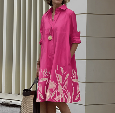 Modernes hemdblusenkleid mit wickelkragen und dreiviertelärmeln