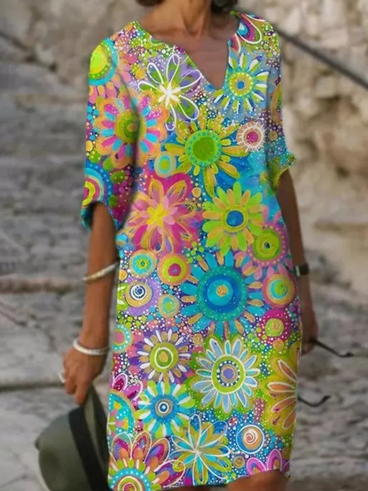Sonniges blumenkleid: strahlendes muster, bequeme passform