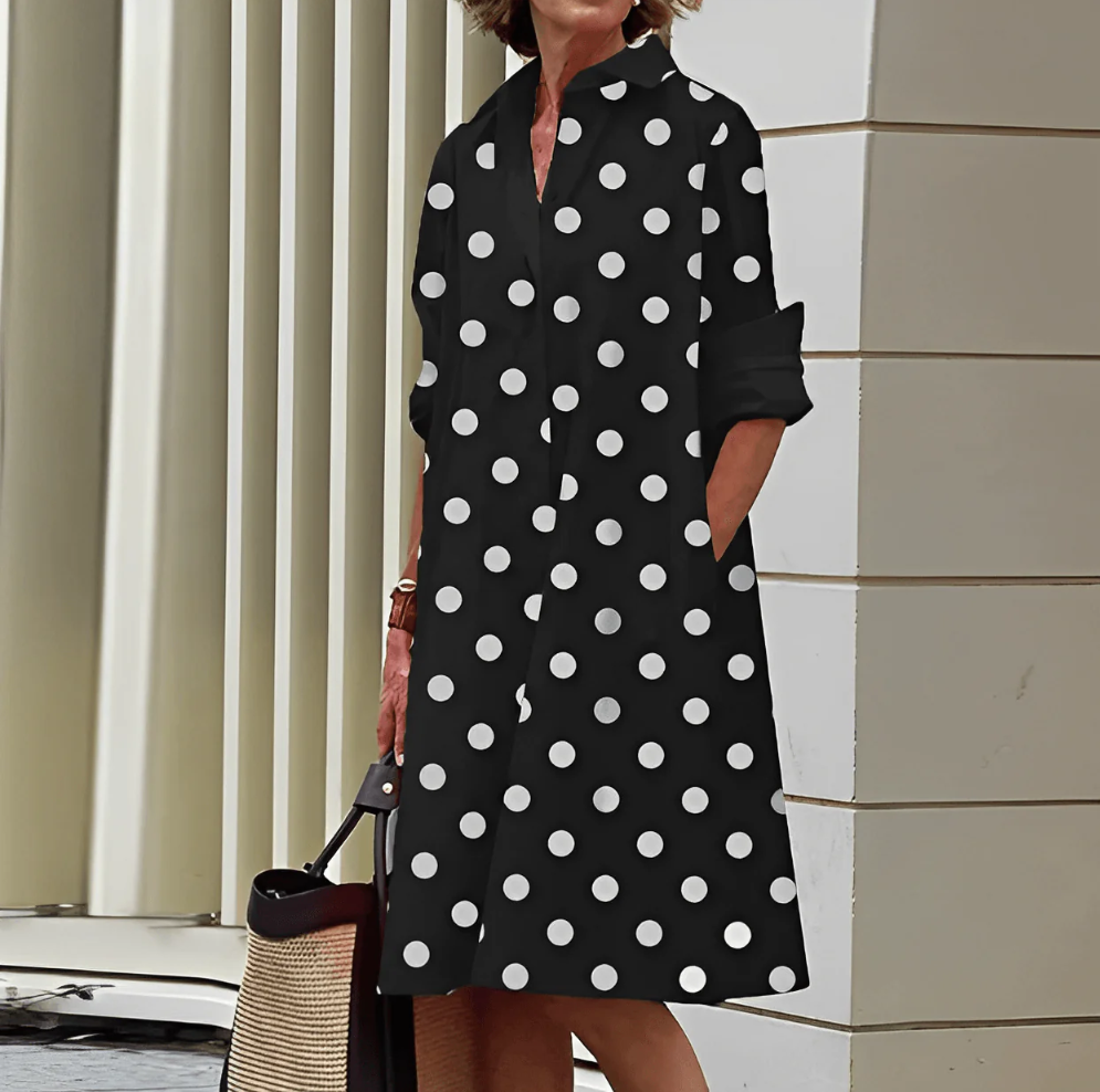 Modernes hemdblusenkleid mit wickelkragen und dreiviertelärmeln