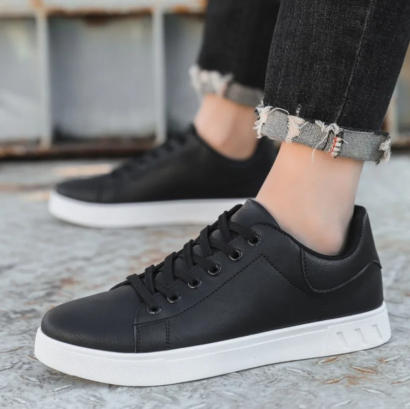 Hochwertige leder-herrenschuhe im klassischen design