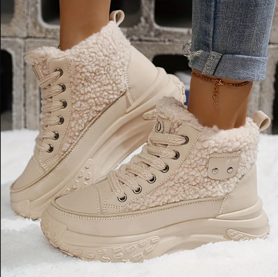 Gemütlich – mit fleece gefütterte schneestiefel für den lässigen winterstil für damen