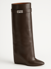 Felicia | Damen Elegante Stiefel mit Keilabsatz und spitzer Schuhspitze – Braun