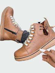 Almvik | Damen Stiefeletten flach mit Schnürung – Braun
