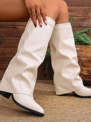 Odette | Damen kniehohe Schlupfstiefel mit spitzer Kappe und Metalldetail – Beige