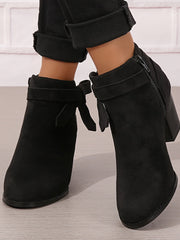 Gerda | Damen Stiefelette mit Schleife und Blockabsatz – Schwarz