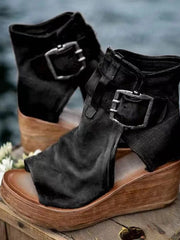 Valmai | Damen Stiefelette mit Keilabsatz & Schnalle – Schwarz