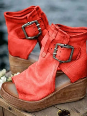 Valmai | Damen Stiefelette mit Keilabsatz & Schnalle – Rot