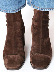 Greta | Damen Wildleder-Optik Ankle Boots für den Winter mit Blockabsatz – Dunkelbraun