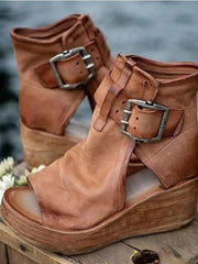 Ruby | Moderne Keilabsatz-Stiefeletten mit offenem Zehenbereich – Braun