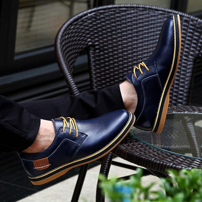 Hochwertige oxford-herrenschuhe aus leder in verschiedenen farben