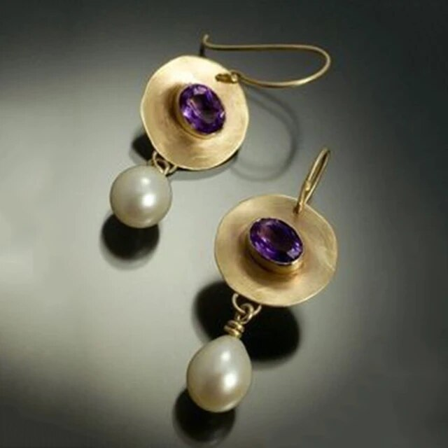 Vintage Ohrhänger mit Goldplättchen, Perle und violettem Stein