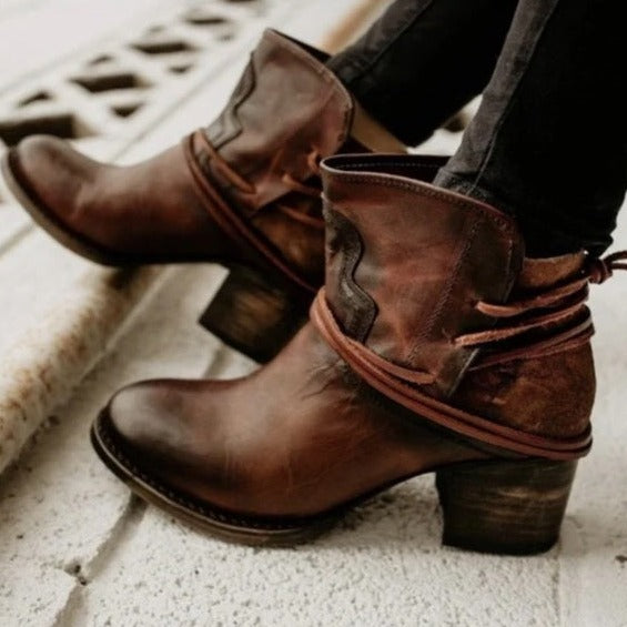 Stylische lederstiefel mit modernem design für frauen