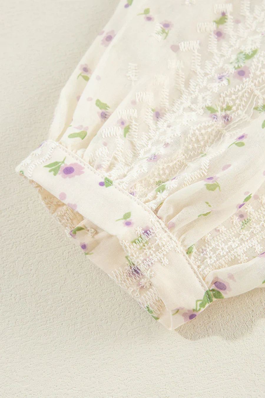 Elegantes hemd mit bestickten, floralen spitzenärmeln für damen