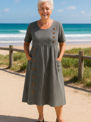 Roswen | Damen Gestreiftes Kurzarm Midikleid mit Knöpfen – Grau