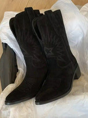 Charlotte | Stiefel Damen Bestickte Wildleder Cowboystiefel Spitze Zehenpartie – Schwarz